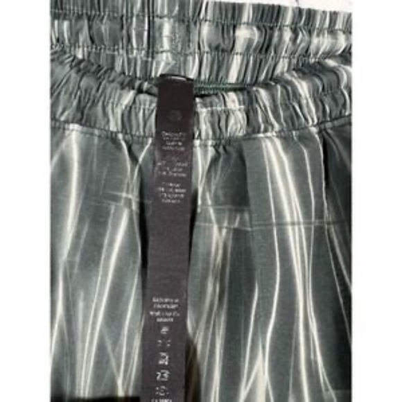 Lululemon 9" L Linerless Pace Breakers in Stroboscopic Smoked Spruce Multi - Picture 3 of 7